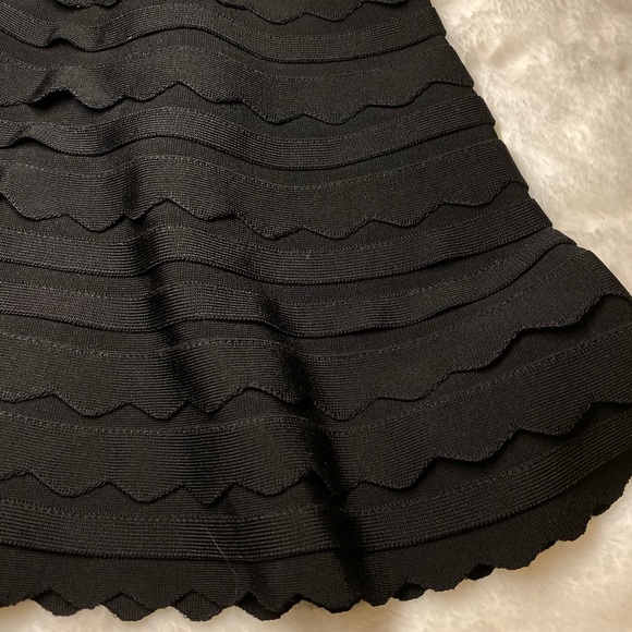 HERVE LEDGER PHOEBE SCALLOPED BANDAGE DRESS XS - Picture 5 of 5